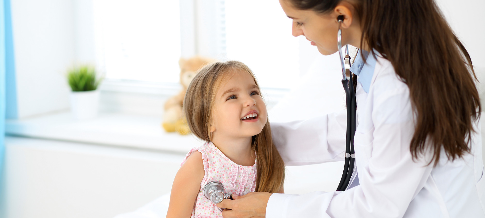 Imagem de uma médica atendendo uma criança