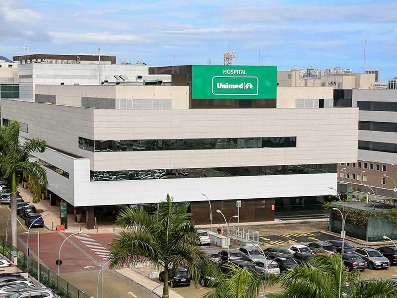 Imagem aérea da frente e estacionamento do Hospital Unimed-Rio, na Barra da Tijuca