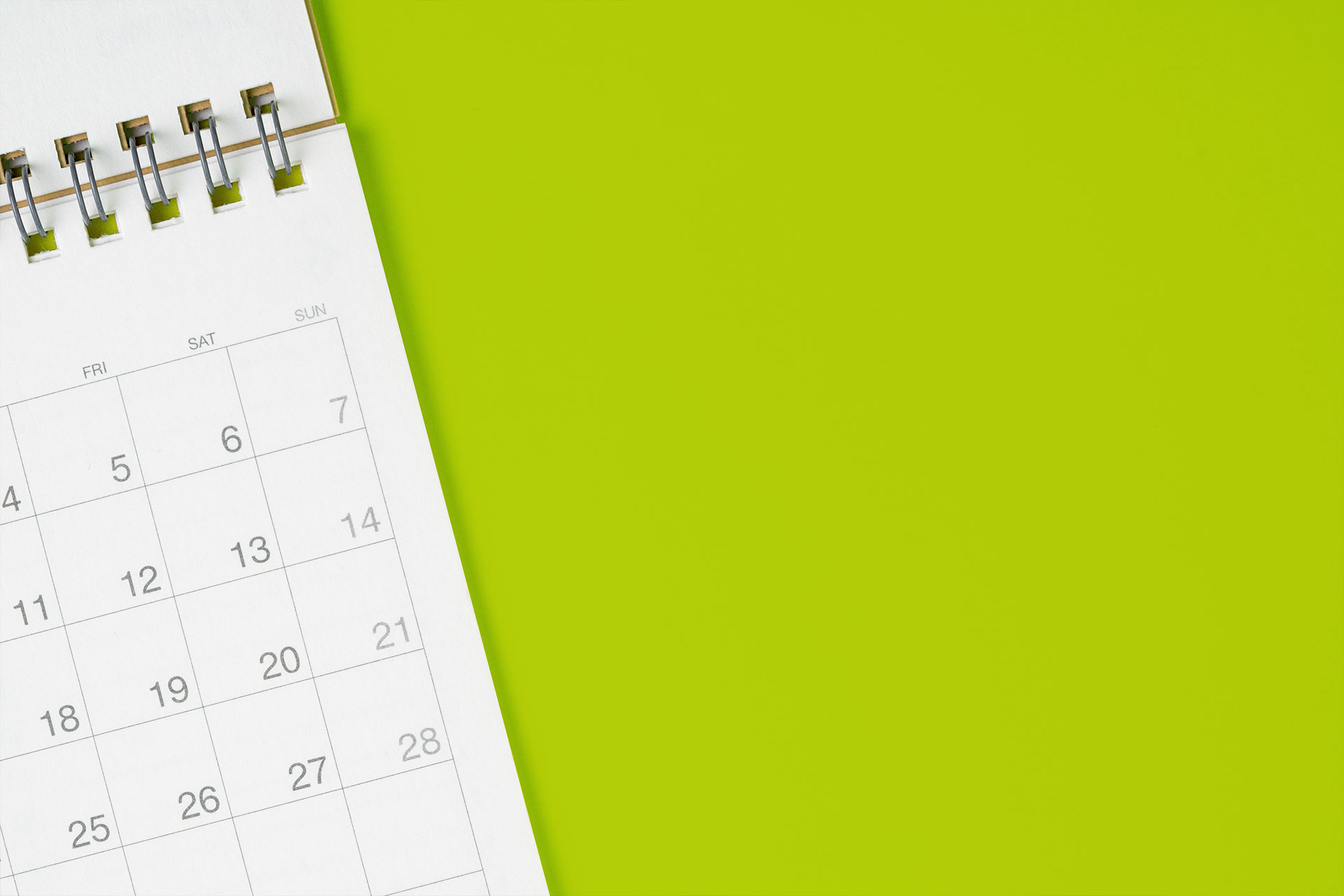 calendário aberto com fundo verde