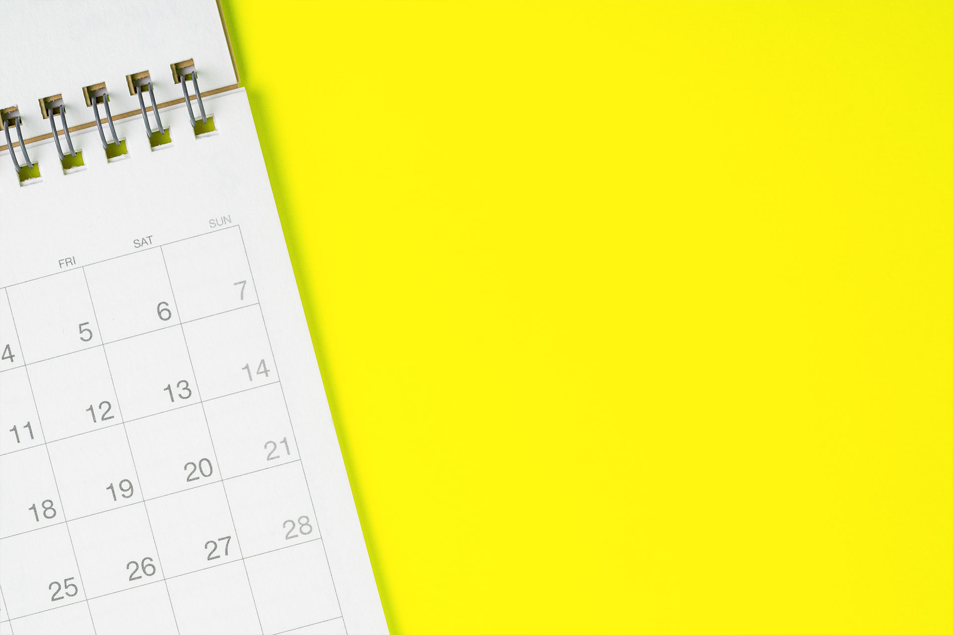 calendário aberto com fundo amarelo