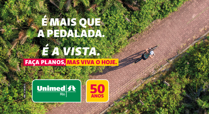 Banner campanha Unimed-Rio 50 anos com mulher andando de bicicleta em uma calçada com plantas dos dois lados com o texto "É mais que a pedalada. É a vista. Faça planos, mas viva o hoje." Unimed-Rio 50 anos