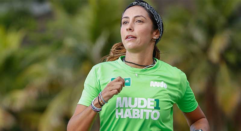 mulher correndo com blusa do projeto mude 1 habito