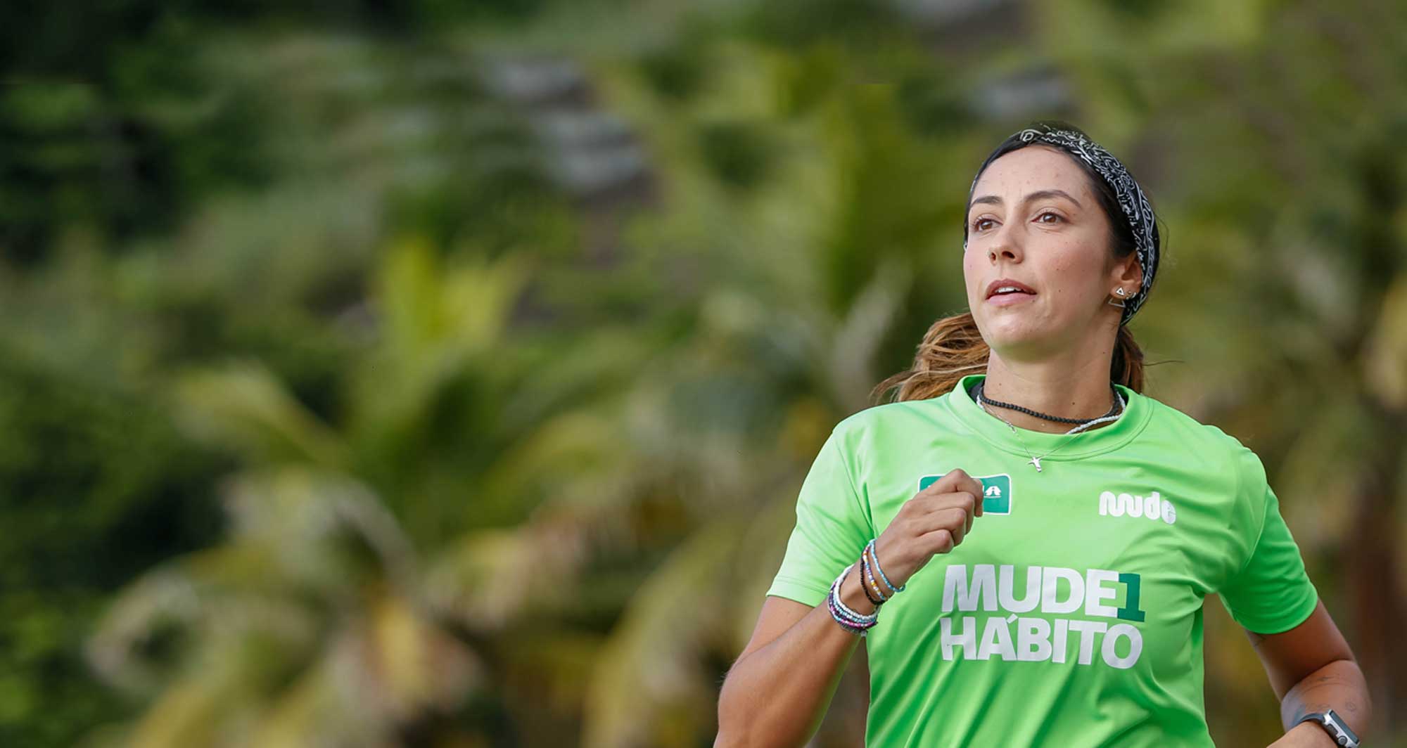 mulher correndo com blusa do projeto mude 1 habito