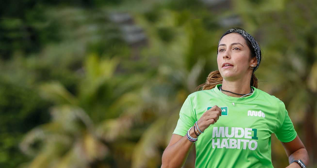 mulher correndo com blusa do projeto mude 1 habito