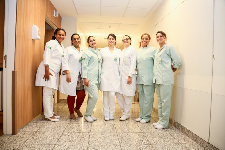 Médicas e enfermeiras da Unimed-Rio no corredor do hospital.